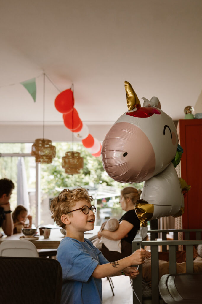 Newbornshoot niet geposeerd met broertje en zusje fotoshoot Haps Rijkevoort Nijmegen Beugen Gennep 