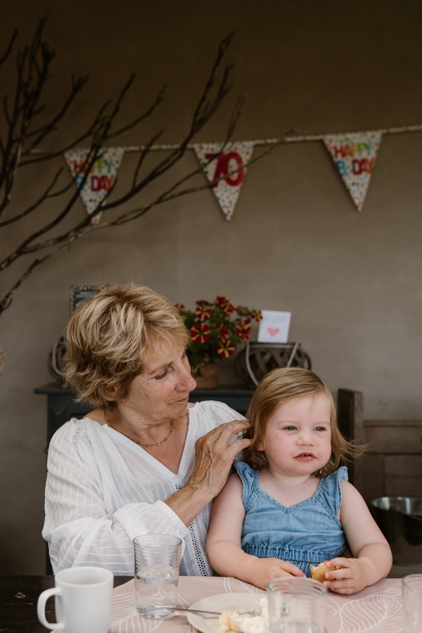 Familie samen aan tafel tijdens de familieshoot in het Land van Cuijk