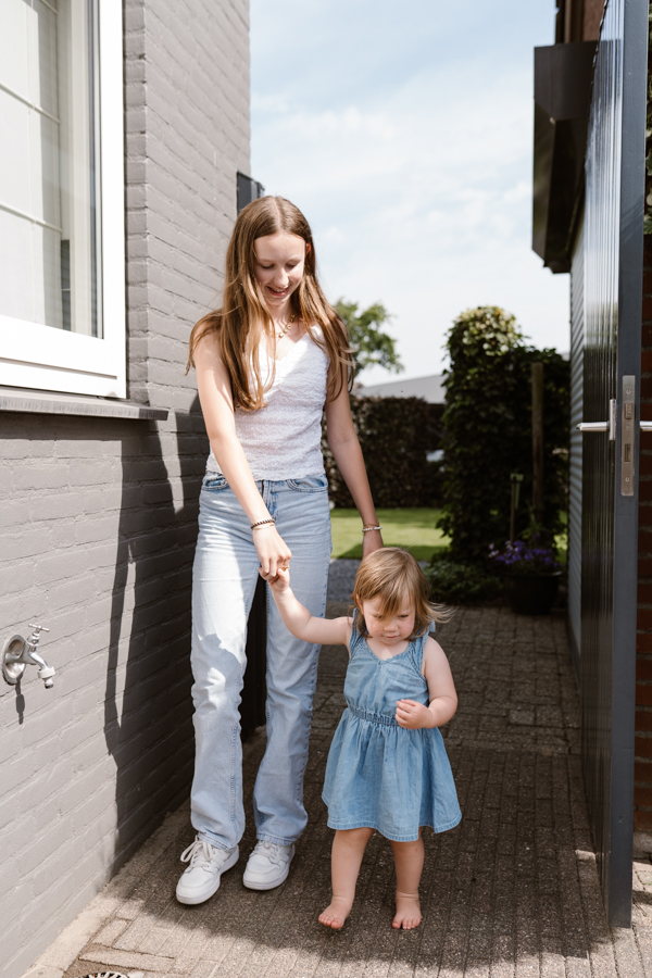 Familie verzamelt zich in de tuin tijdens de grote familieshoot in het Land van Cuijk