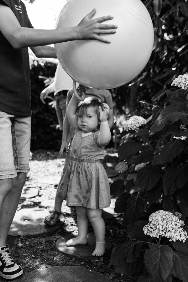 Meisje speelt met haar bal tijdens een gezinsfotoshoot in Land van Cuijk