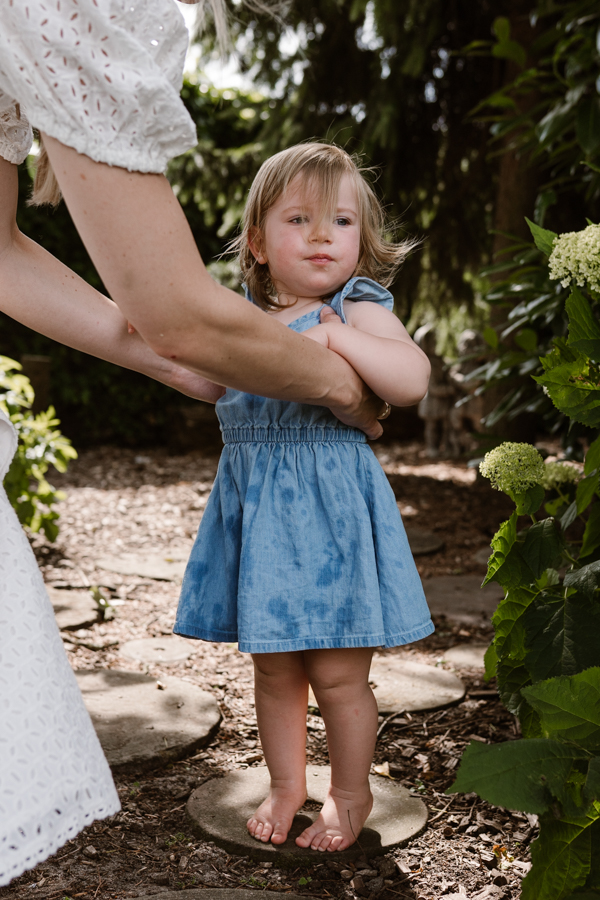 Knuffelen met mama tijdens een gezinsfotoshoot thuis in Land van Cuijk.