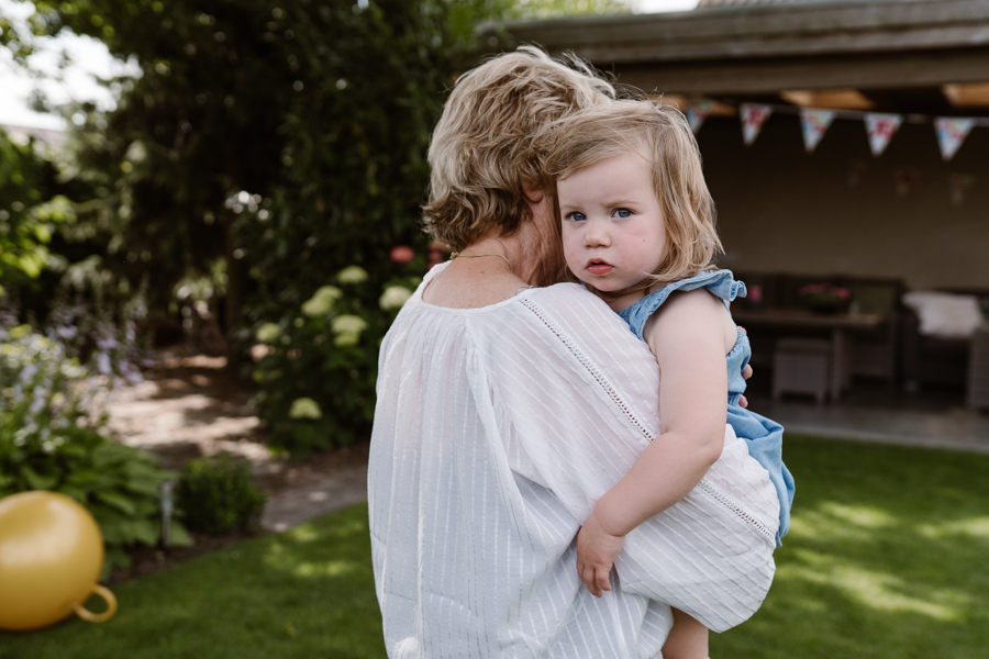 Oma knuffelt haar kleinkind tijdens de familieshoot in het Land van Cuijk

