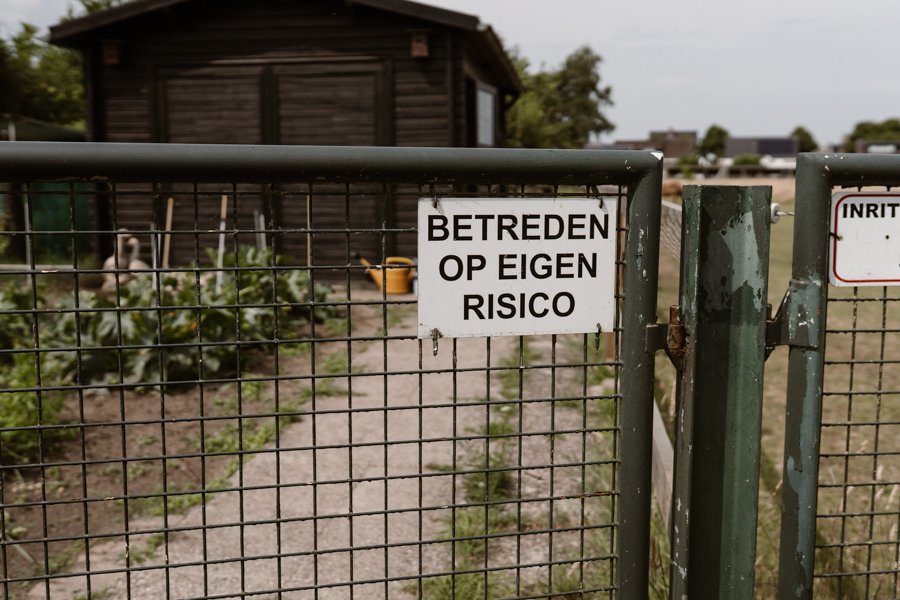 Detailfoto van de poort naar het landje