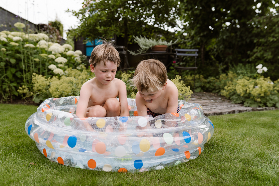 twee kinderen in een klein zwembadje.