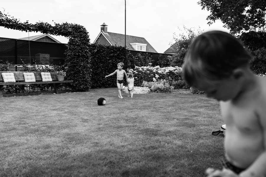 Kinderen spelen voetbal in de tuin tijdens de familieshoot in het Land van Cuijk