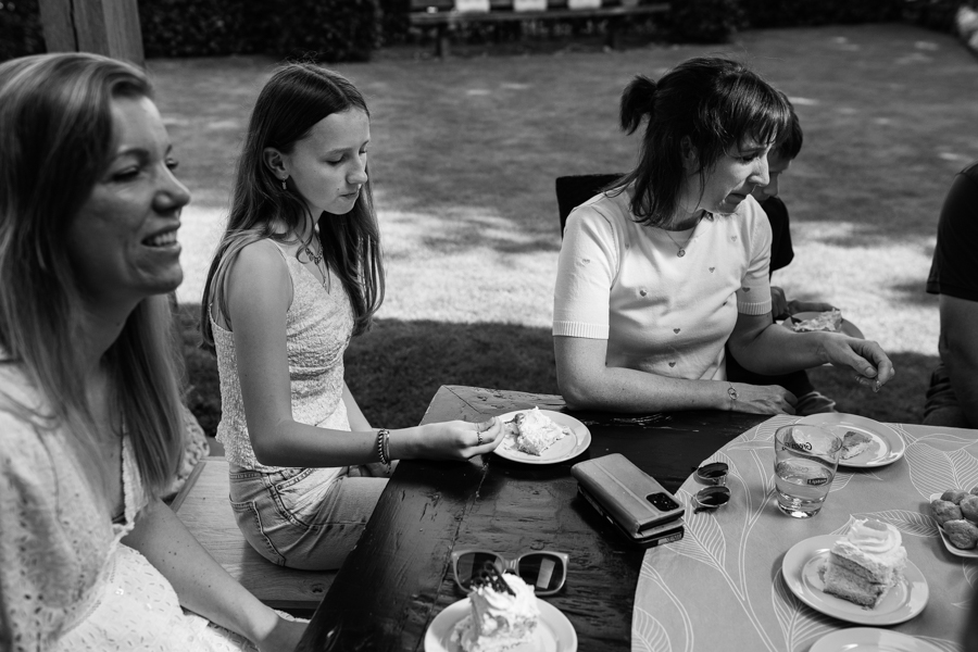 70e verjaardag met slagroomtaart tijdens de familieshoot