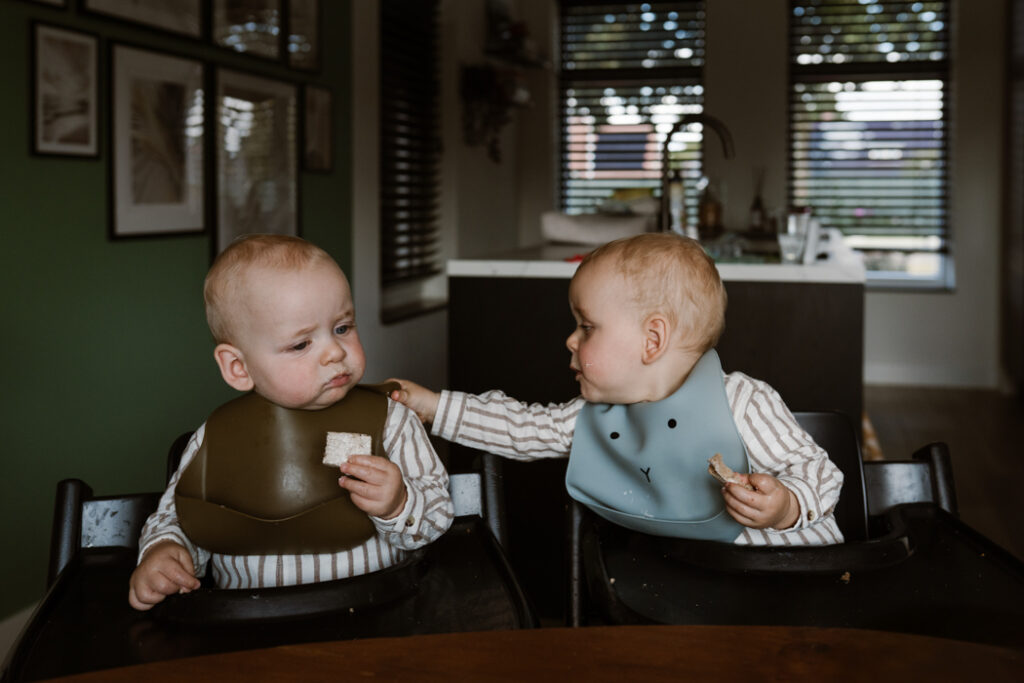 Een tweeling aan tafel voor de lunch tijdens een gezinsshoot in Land van Cuijk. 