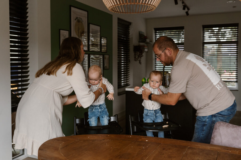 Ouders tillen hun kinderen uit de stoel tijdens een gezinsfotoshoot in Land van Cuijk. 