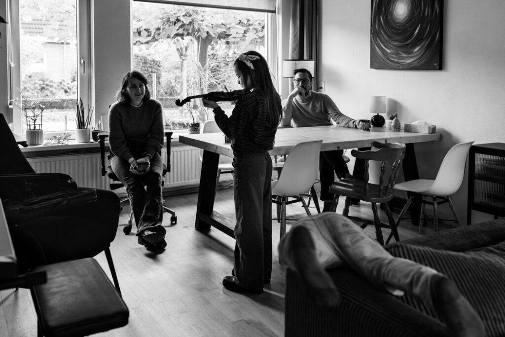 Gezinsfotoshoot Land van Cuijk. Samen muziek maken.