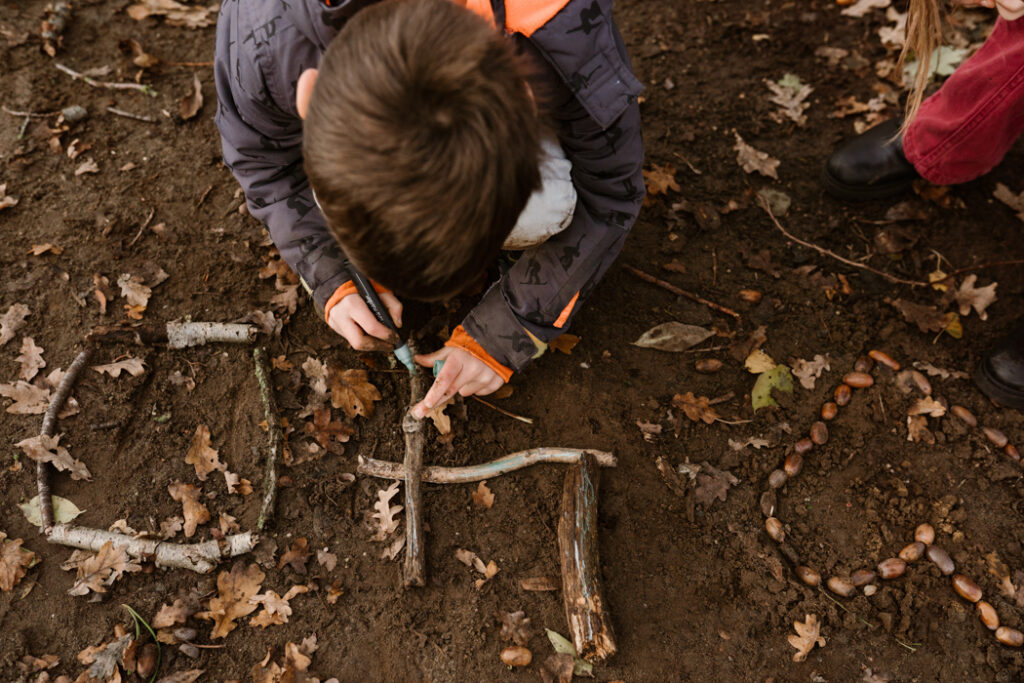 Kinderen maken een ‘40’ kunstwerk in het toverbos tijdens gezinsfotoshoot Land van Cuijk