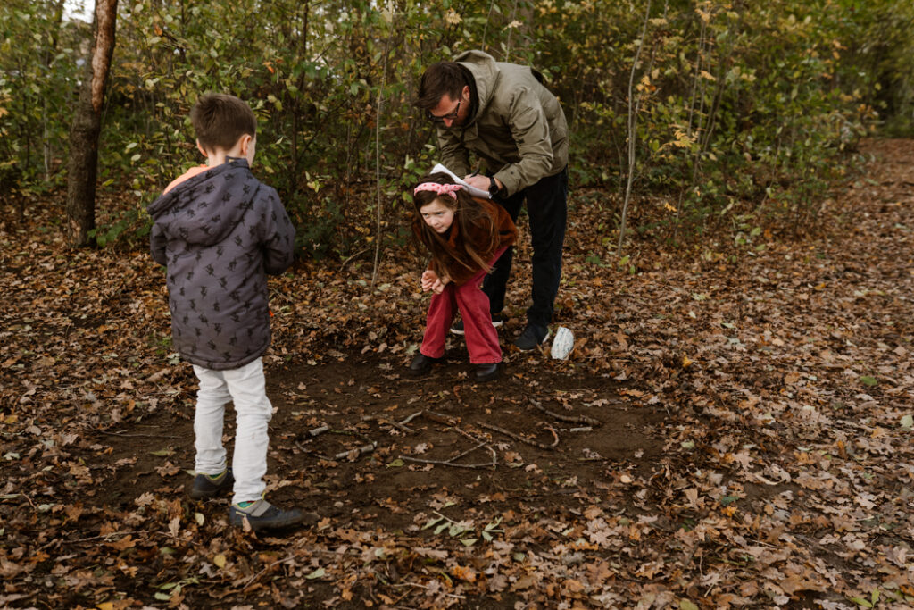 papa schrijvt lieve woorden op papier tijdens gezinsfotoshoot Land van Cuijk