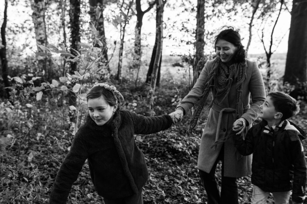 De kinderen gebruiken papa’s rug als tafel om lieve boodschappen te schrijven voor mama tijdens een gezinsfotoshoot in Land van Cuijk.