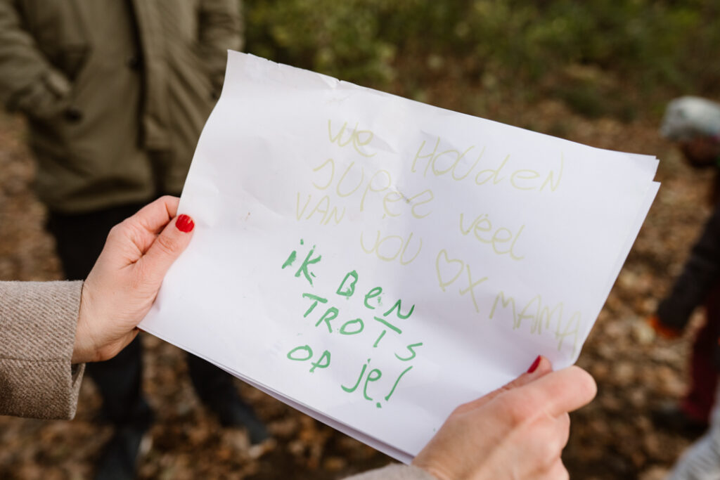 Close-up van de brief met lieve woorden tijdens een gezinsshoot in Land van Cuijk.