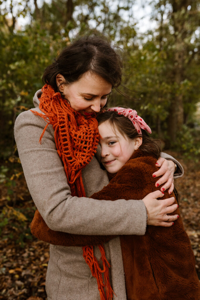 Knuffelmoment tussen en mama en dochter tijdens een gezinsshoot in Land van Cuijk. 
