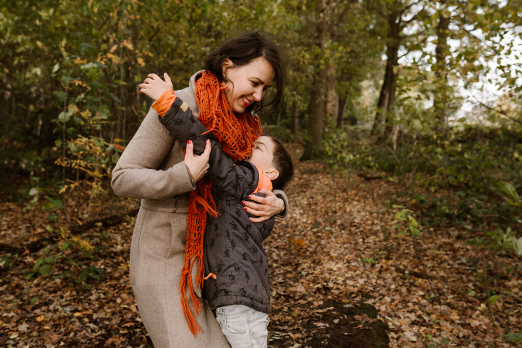 Kinderen spelen in het toverbos tijdens gezinsfotoshoot Land van Cuijk