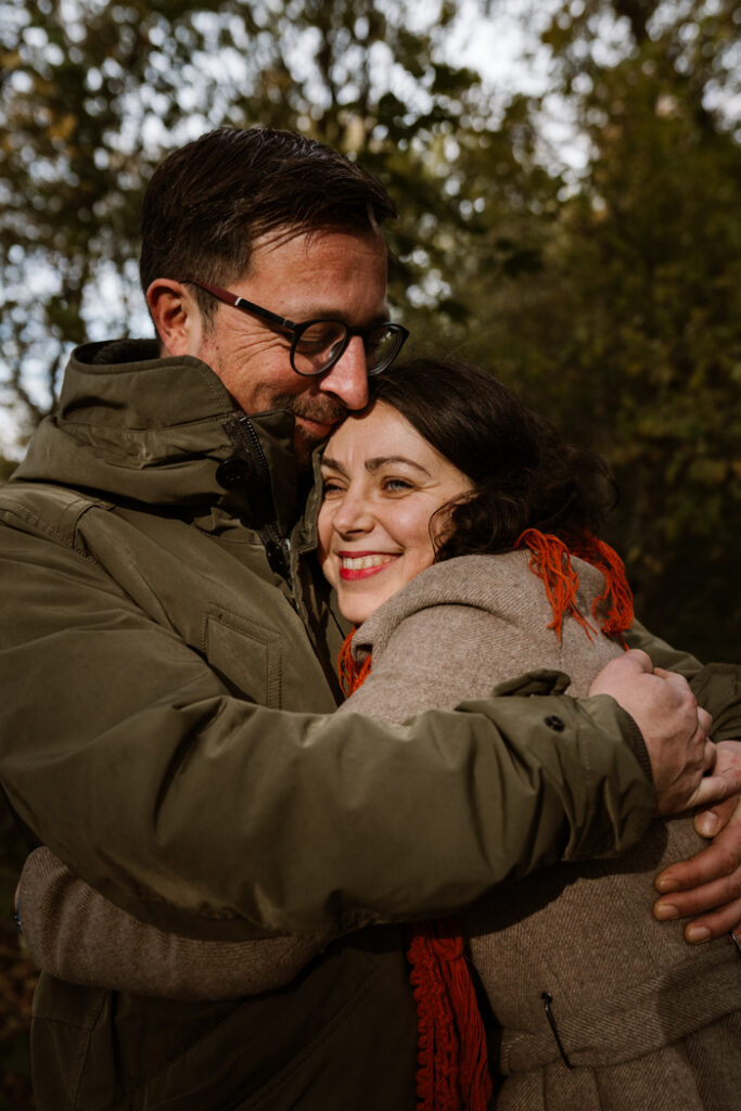 Blije reactie van mama bij het toverbos-kunstwerk tijdens gezinsfotoshoot Land van Cuijk