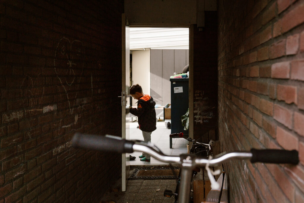 Doorkijkje in het steegje naar huis tijdens een gezinsshoot in Land van Cuijk. 