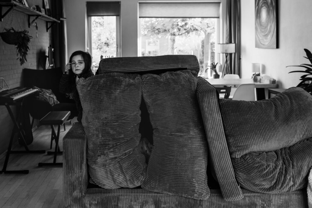Kinderen bouwen hut van de bank tijdens gezinsfotoshoot Land van Cuijk