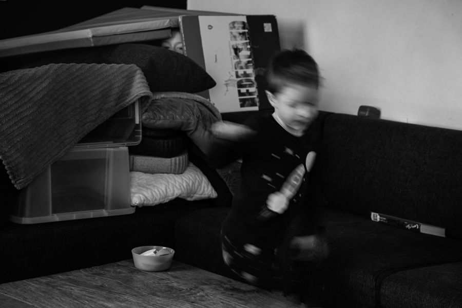 Kind rent in de woonkamer tijdens een gezinsshoot in Land van Cuijk.