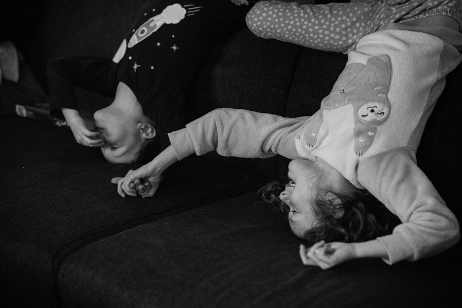 Spelen op de bank tijdens een gezinsfotoshoot in Land van Cuijk.