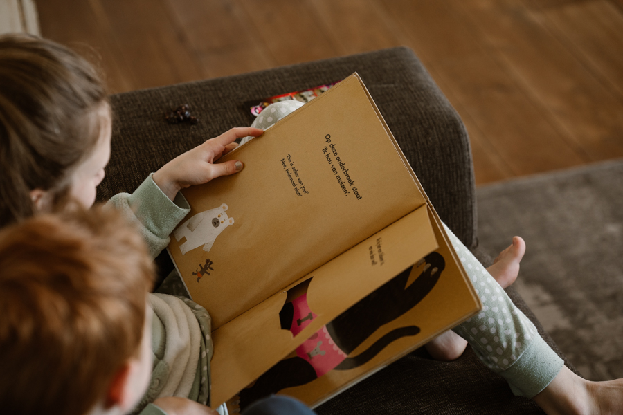 Details van een boekje die de kinderen lezen tijdens een fotoshoot in Land van Cuijk.