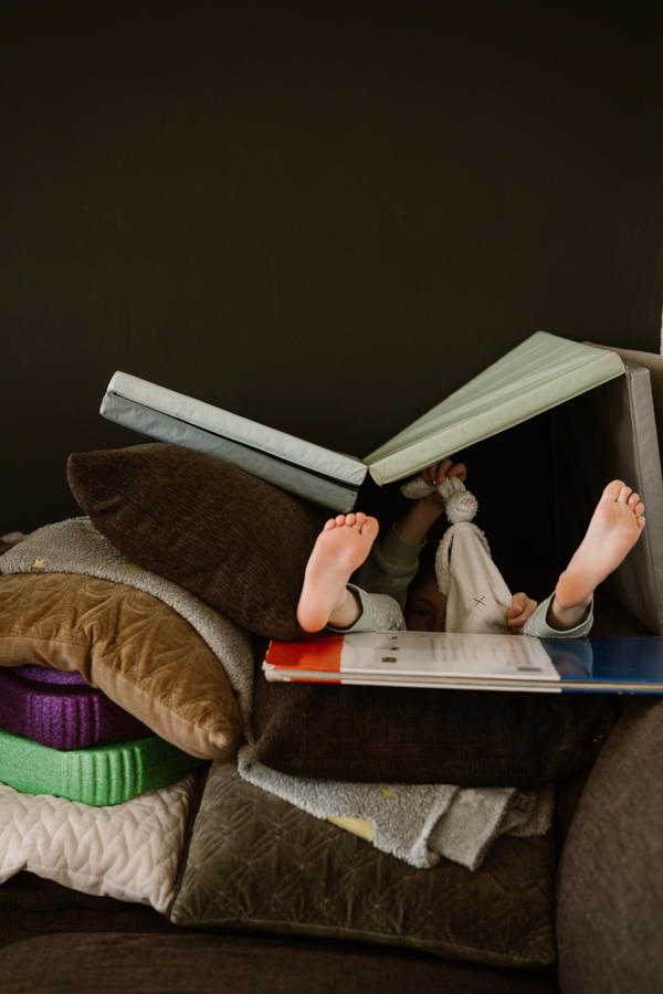 Gezinsfotoshoot aan huis Land van Cuijk – hut bouwen van de bank.