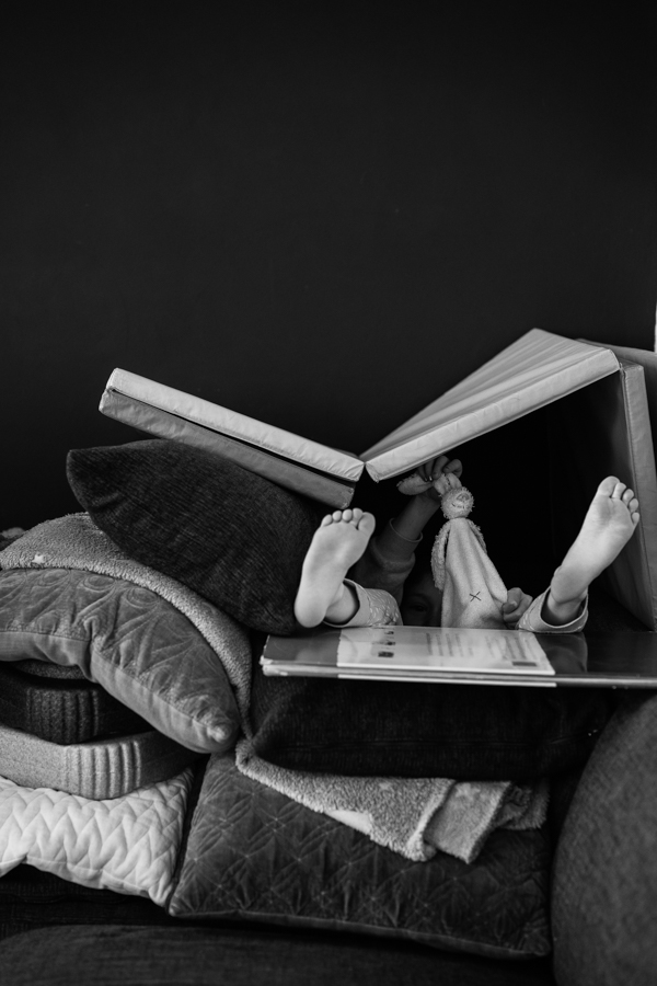 Kind speelt in de woonkamer tijdnes een gezinsfotoshoot aan huis Land van Cuijk