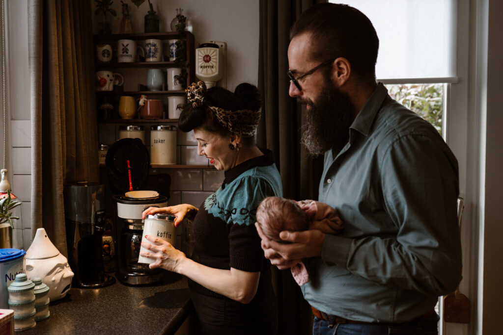 Papa, mama en baby in de keuken.