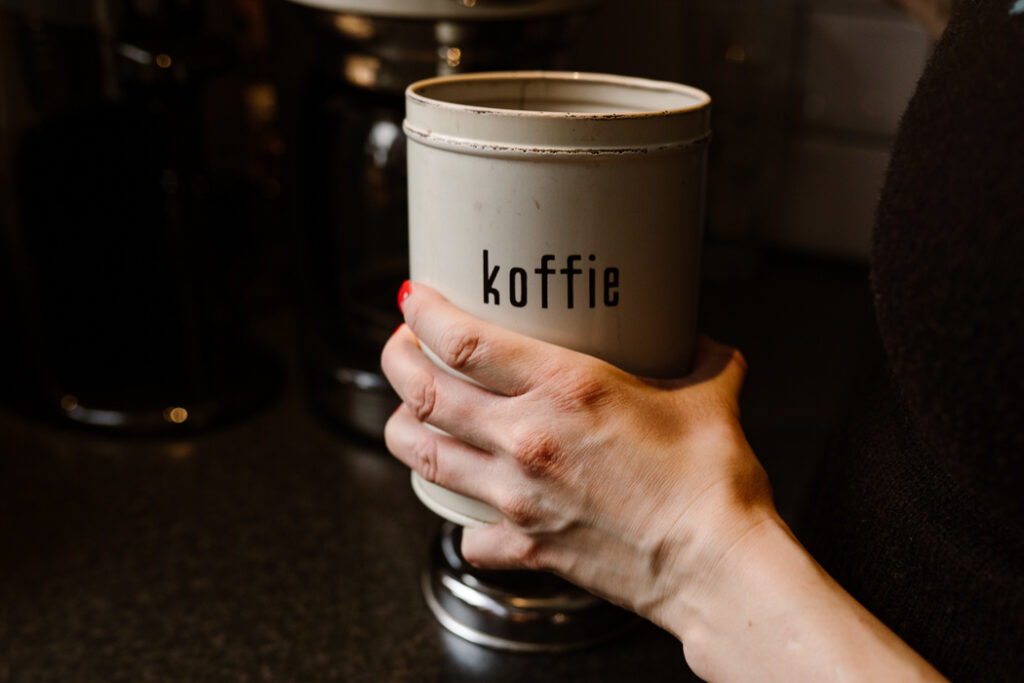 Detail van de koffiepot tijdens een newbornshoot. 