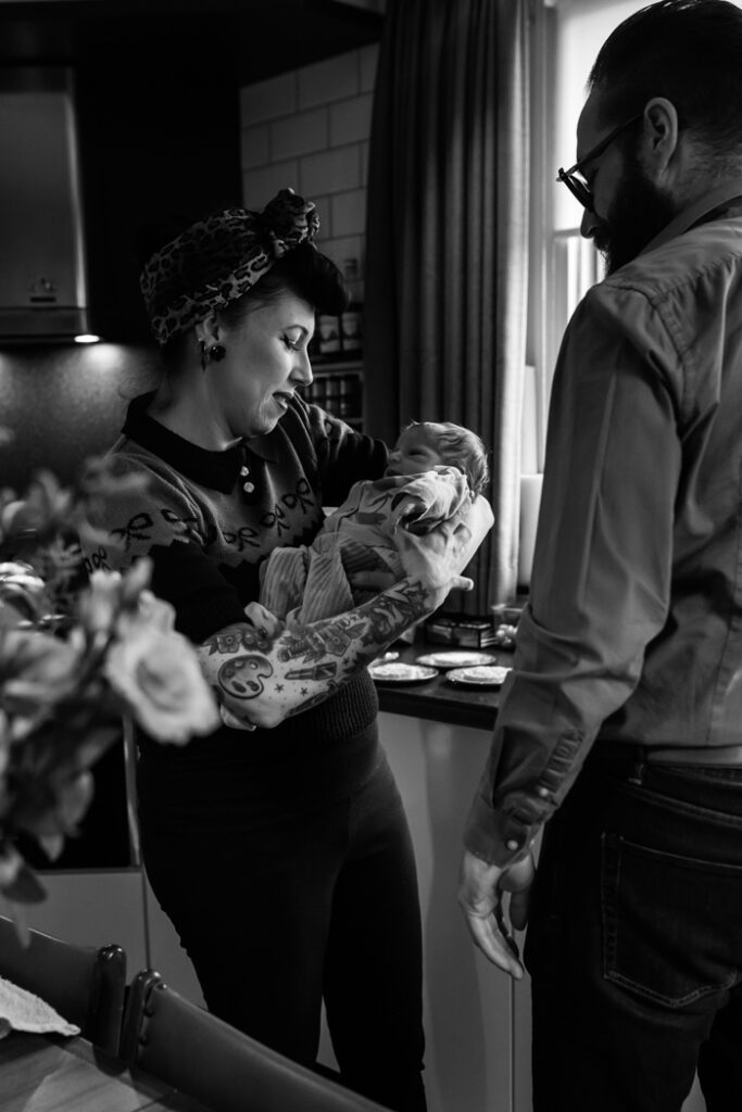 Mama met baby in de keuken.