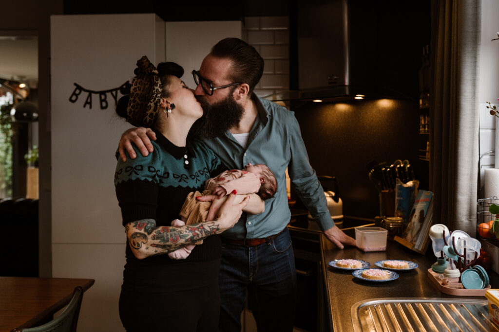 Beschuit met muisjes smeren in de keuken.