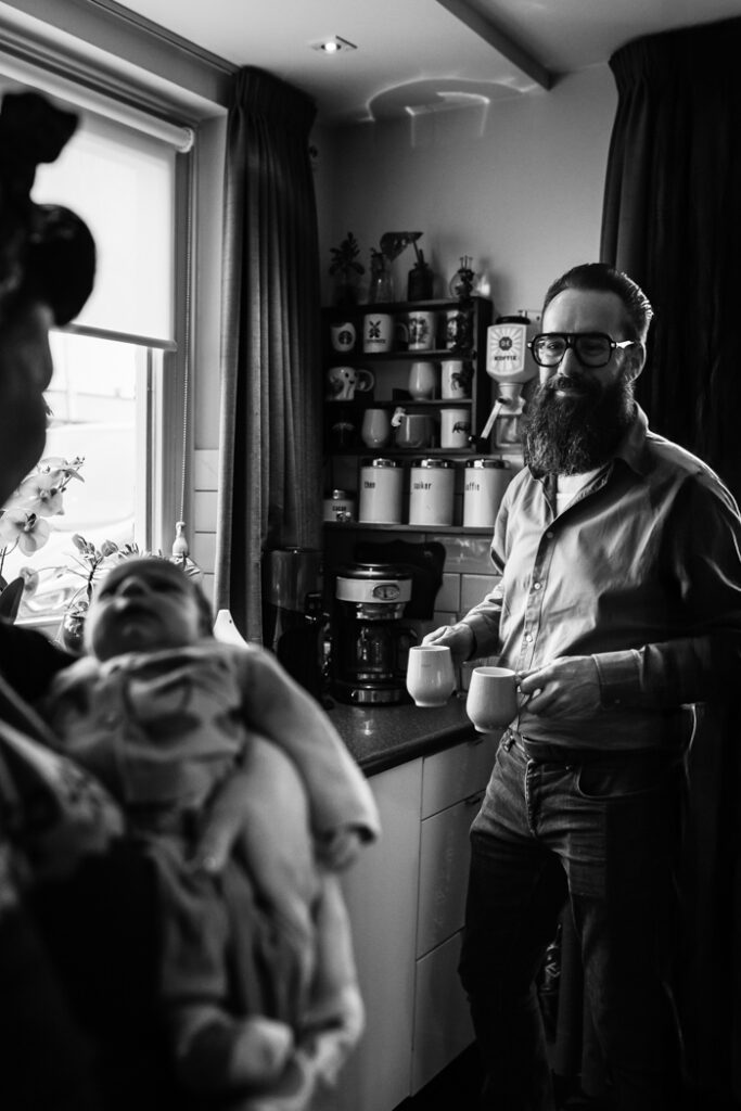 Koffiemomentje tijdens een newbornshoot Rijkevoort. 
