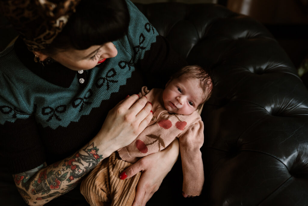 Knuffelmoment met mama. 