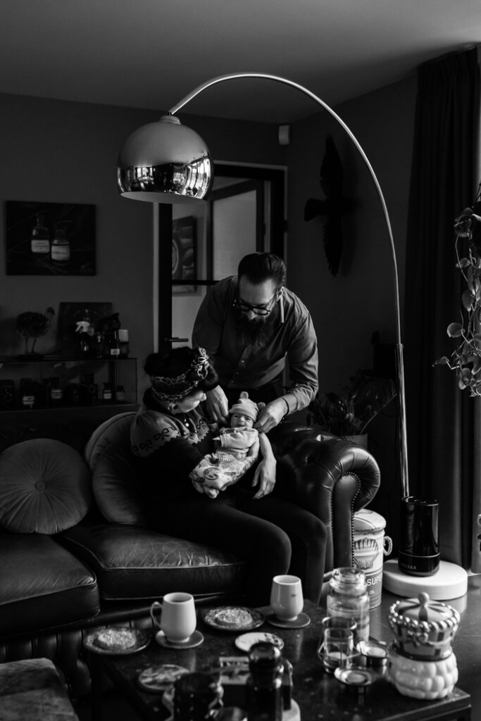 Op de bank knuffelen met de baby tijdens de newbornshoot Rijkevoort. 