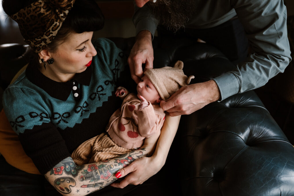 Papa doet mutsje op bij dochter.