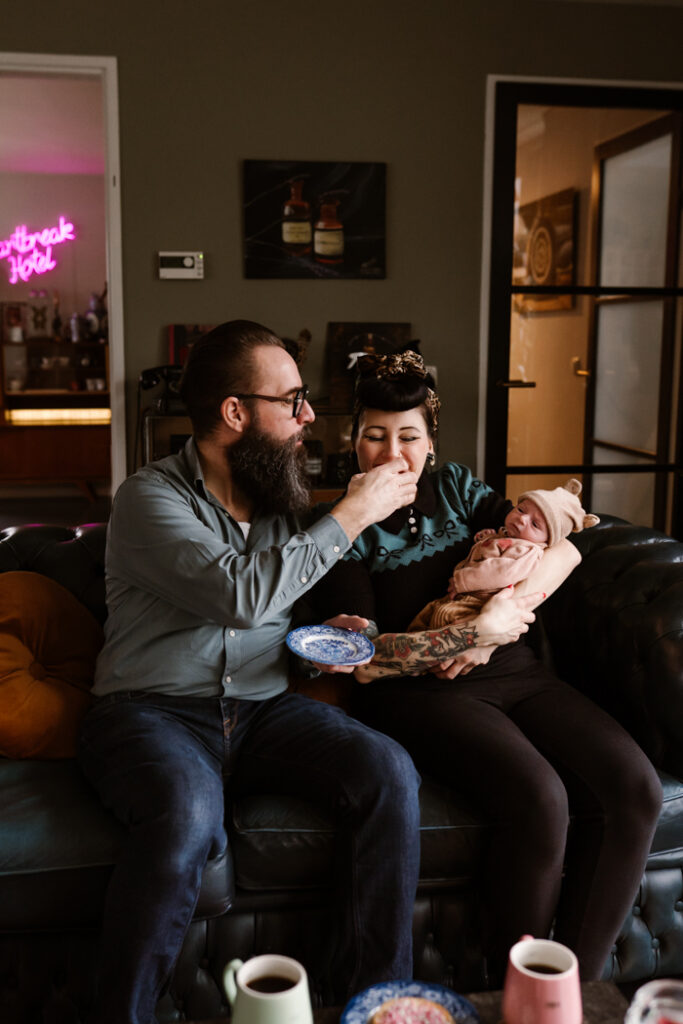 Beschuit met muisjes tijdens een newbornshoot.