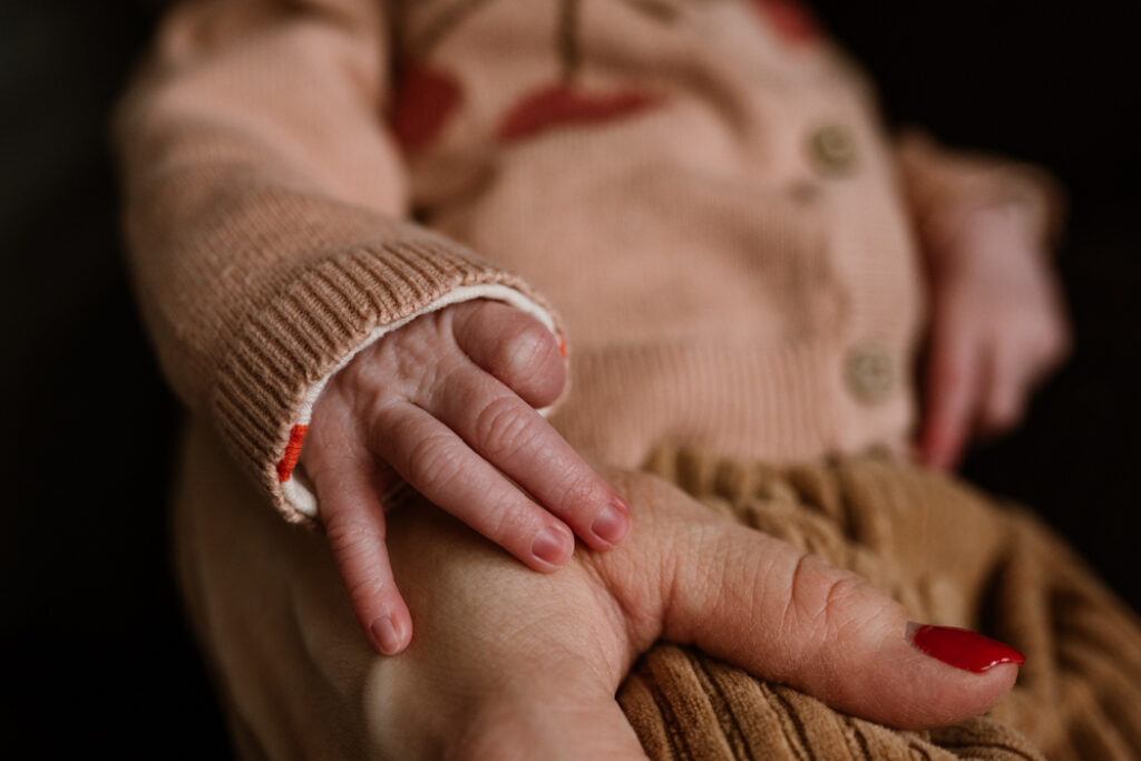 Detail van babyhandje.