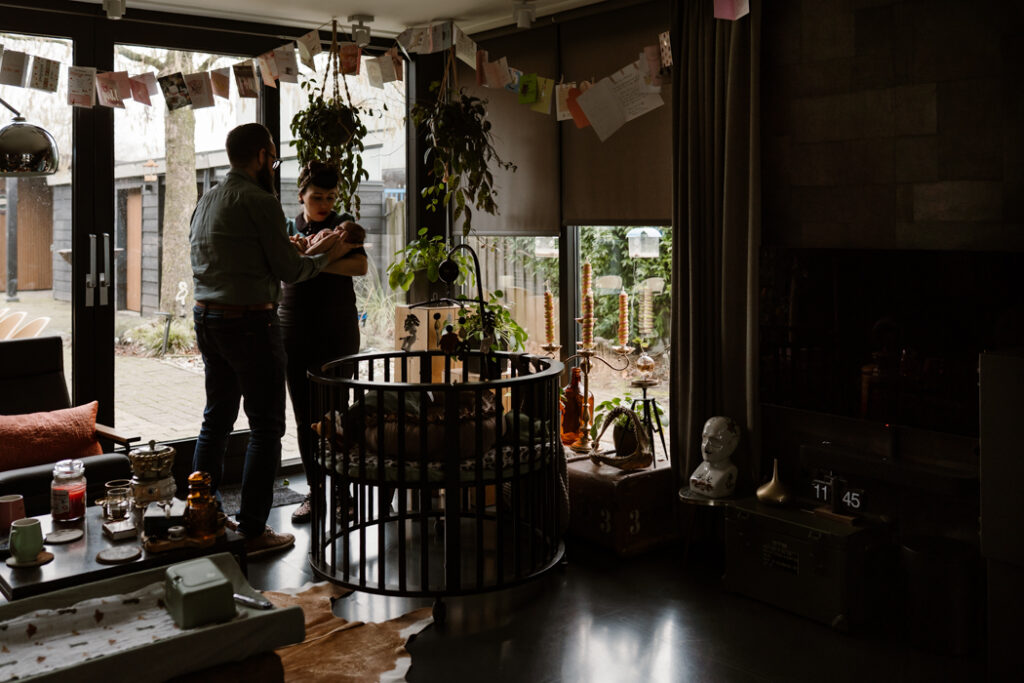 ouders fluisteren lieve woordjes tegen hun baby.