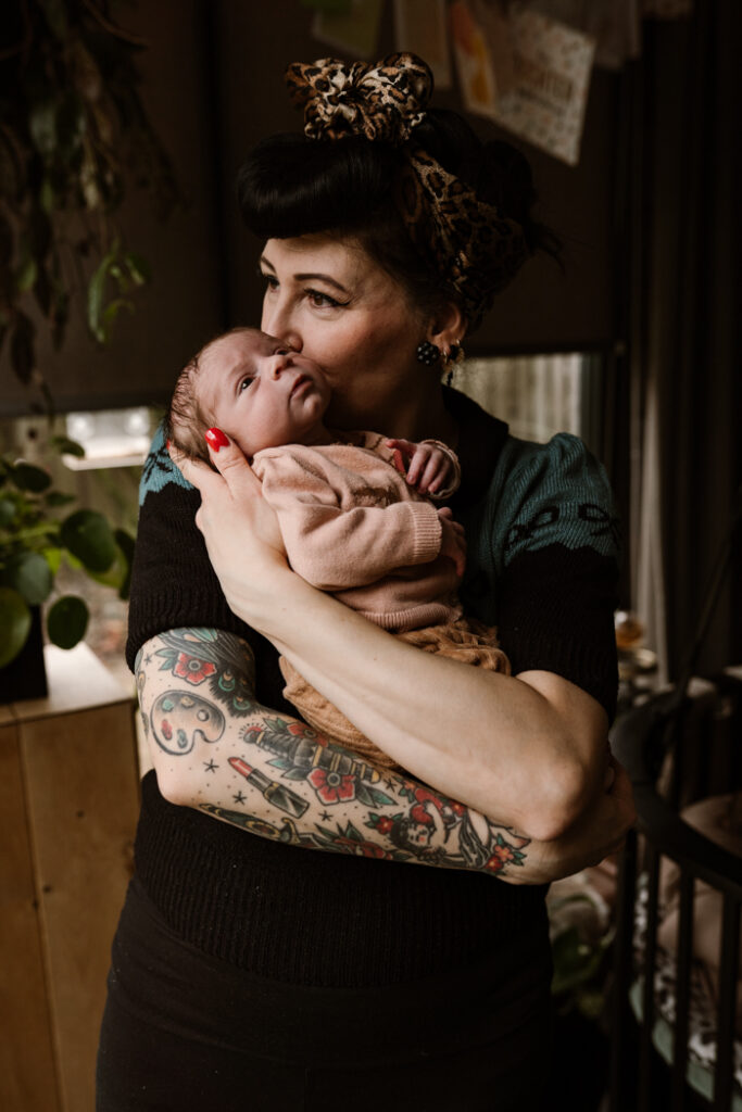 mama kust zachtjes haar baby.