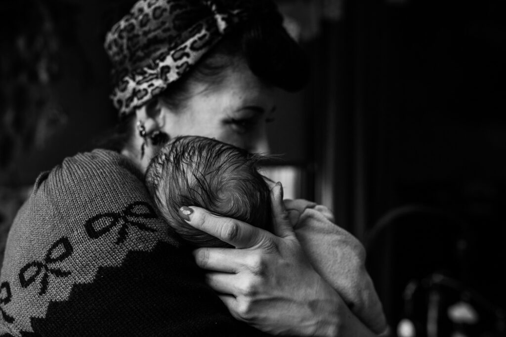 Mama kijkt liefdevol naar Billie-Jane tijdens de newbornshoot in Rijkevoort. 