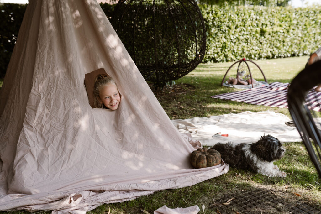 Meisje in de tent tijdens een documentaire gezins fotoshoot in Land van Cuijk.